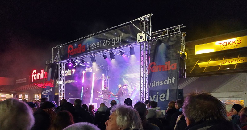 Bühne und Veranstaltungsgelände bei Famila